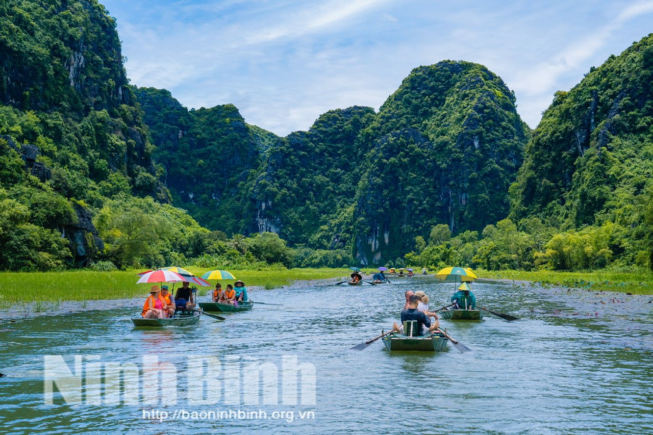 Đông đảo du khách tham quan Khu du lịch Tam Cốc-Bích Động trong ngày 23/7.
