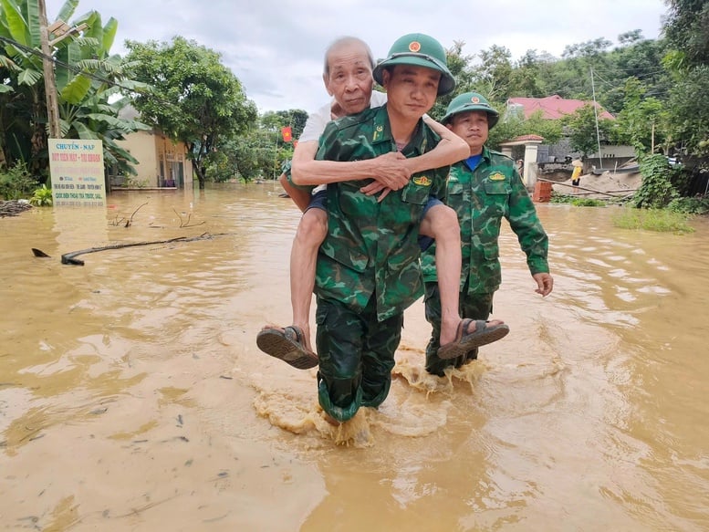 Mưa lũ nghiêm trọng chia cắt nhiều đồn biên phòng và xã biên giới Nghệ An- Ảnh 1.