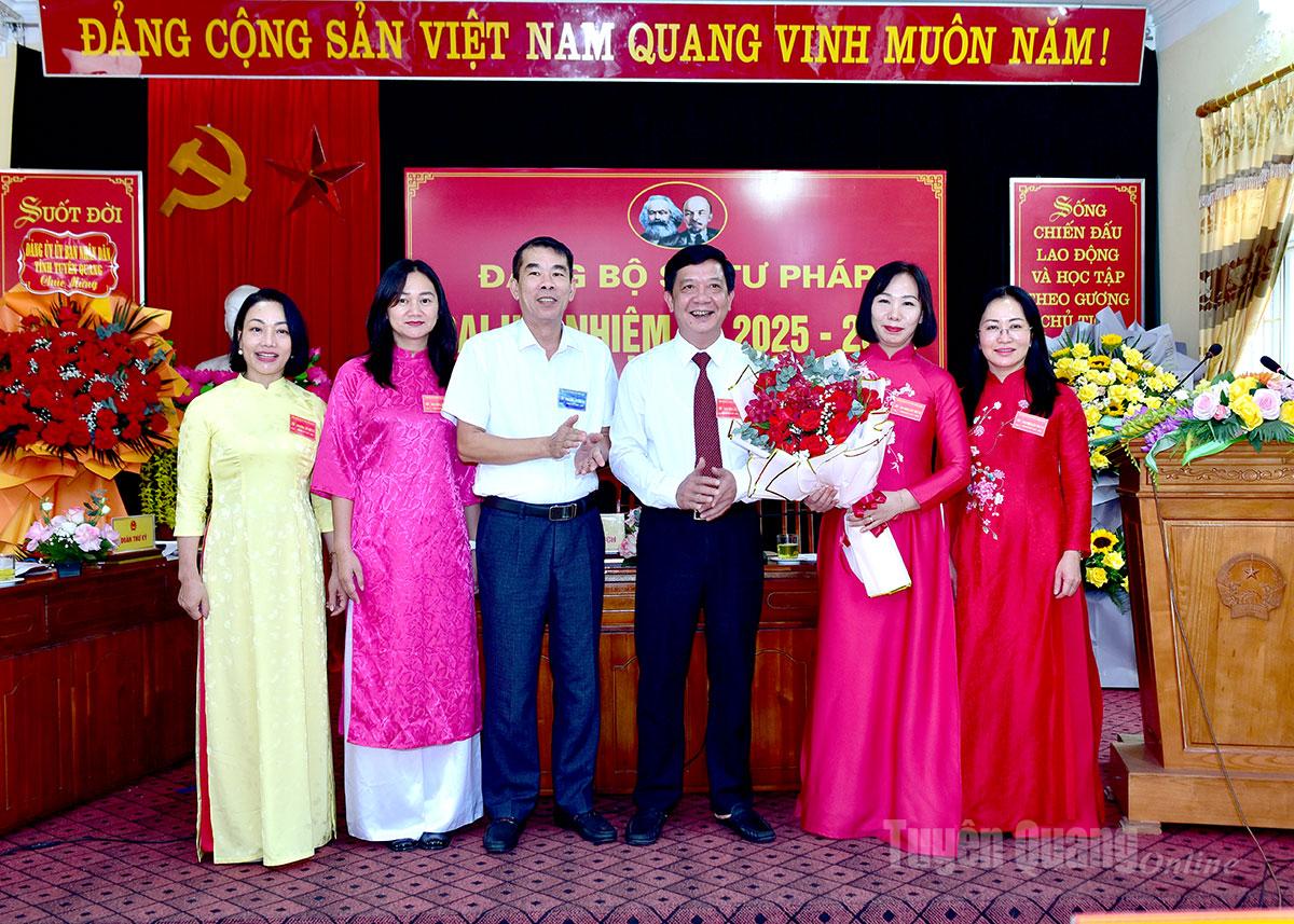 Lãnh đạo Đảng uỷ UBND tỉnh tặng hoa chúc mừng các đồng chí được chỉ định dự Đại hội đại biểu Đảng bộ UBND tỉnh, nhiệm kỳ 2025- 2030.