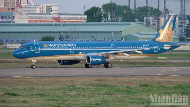 Vietnam Airlines flight VN837 landed in Da Nang to rescue passengers.
