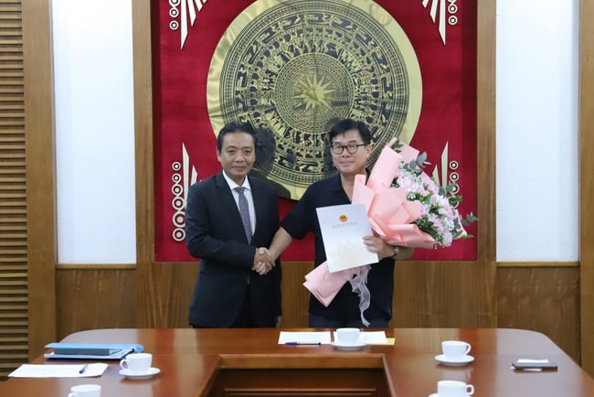 Thứ trưởng Hoàng Đạo Cương trao quyết định nghỉ hưu cho Phó Cục trưởng Cục Di sản văn hóa Nông Quốc Thành - Ảnh 1.