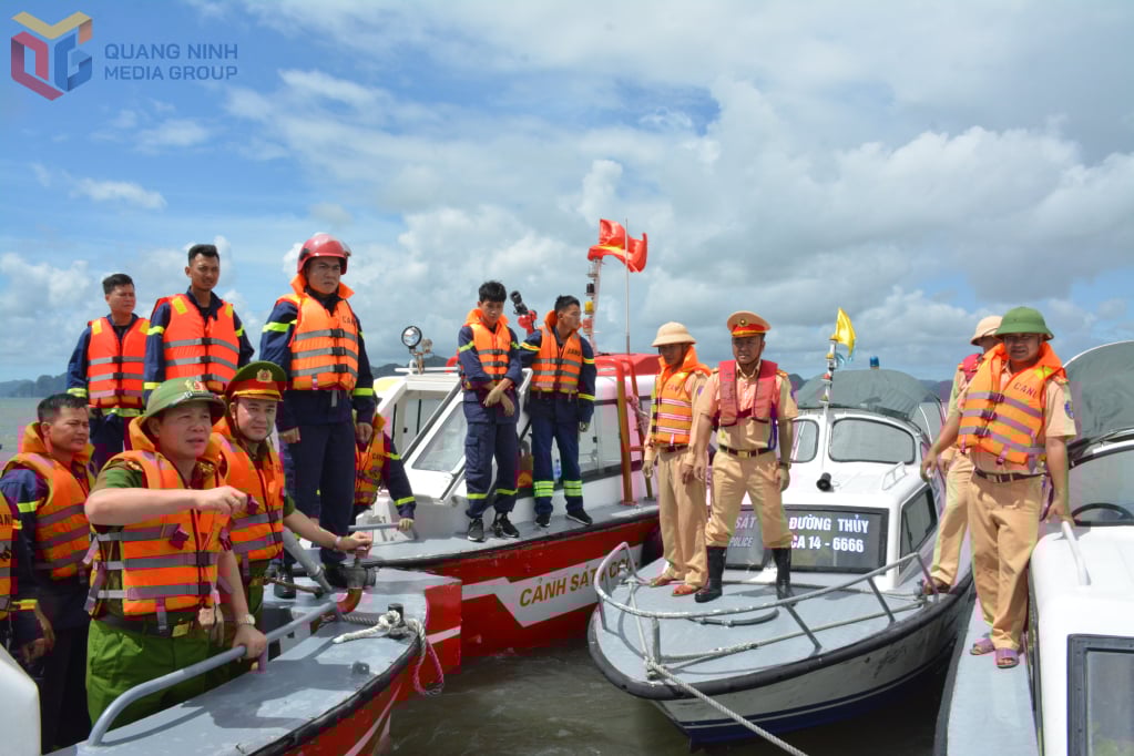 Đại tá Lê Hồng Vân chỉ đạo, động viên các lực lượng thuộc Công an tỉnh nỗ lực tranh thủ từng giờ, từng phút nhanh chóng tìm kiếm 2 nạn nhân còn mất tích.