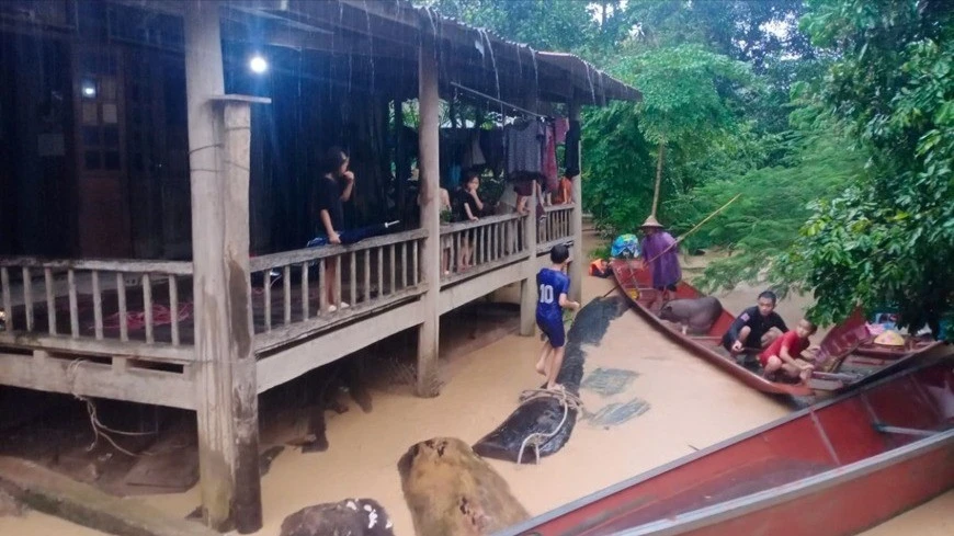 Nghệ An: Giải cứu thành công 5 người dân mắc kẹt giữa dòng nước lũ