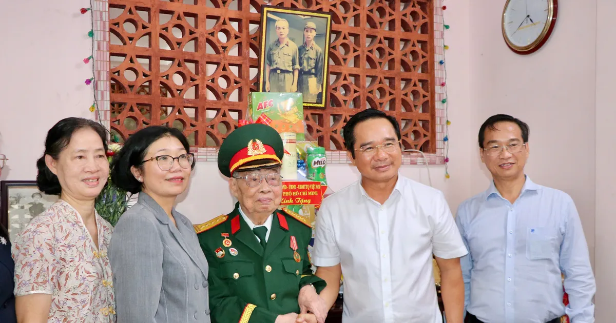 Chủ tịch UBND TPHCM thăm hỏi, tặng quà các đồng chí thương bệnh binh, người có công