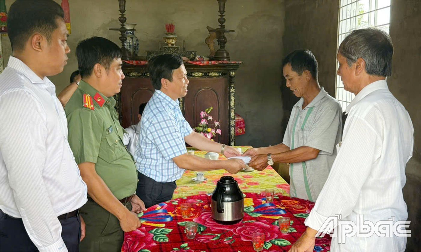 Đồng chí Huỳnh Tuấn Dũng thăm, tặng quà gia đình chính sách trên địa bàn khu phố 3.