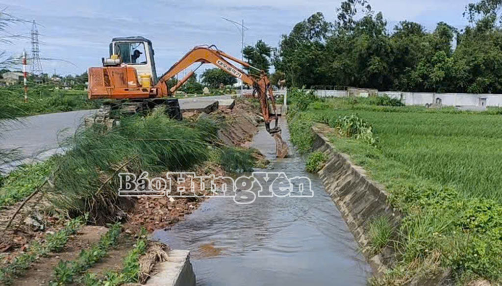 Khơi thông dòng chảy tiêu thoát nước bảo vệ lúa mùa.