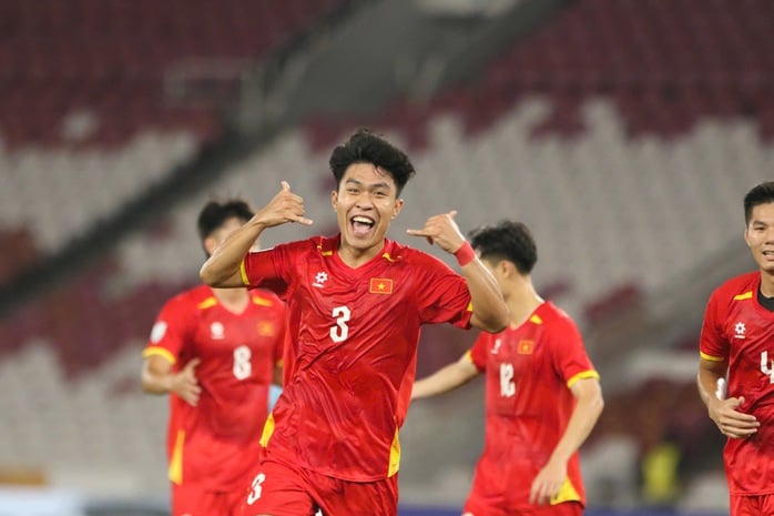 Trung vệ Lý Đức nhận "mưa" lời khen sau trận thắng U23 Campuchia- Ảnh 2.