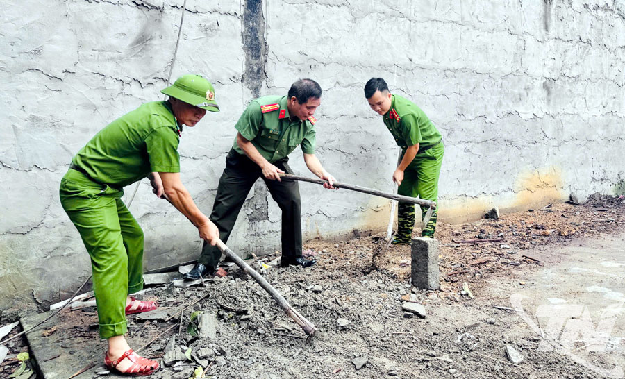Cán bộ chiến sĩ Công an xã Thanh Thịnh trực tiếp hỗ trợ san gạt mặt bằng.