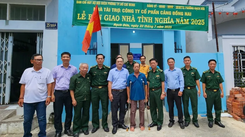 Vertreter des Grenzschutzkommandos von Ho-Chi-Minh-Stadt, Rach Dua Ward, machten Erinnerungsfotos, um ihre Freude mit der Familie von Herrn Tran Van Hung zu teilen.