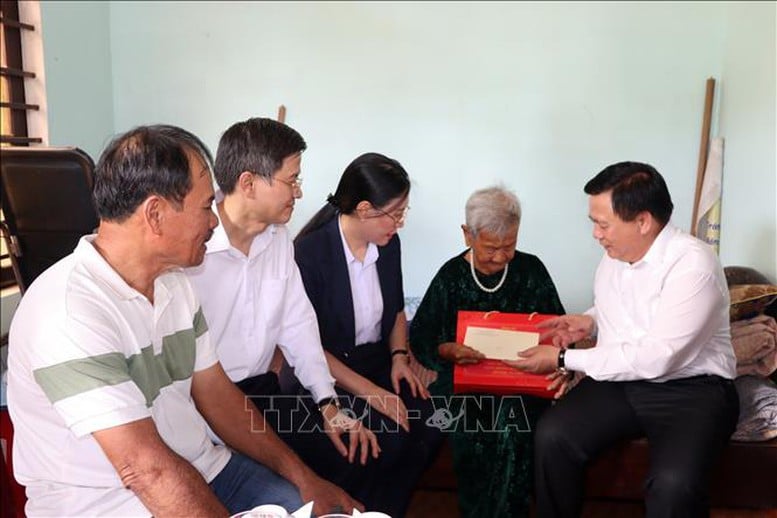 Lãnh đạo Đảng, Quốc hội thăm hỏi, tri ân các gia đình chính sách tại Quảng Ngãi, Tây Ninh- Ảnh 1.