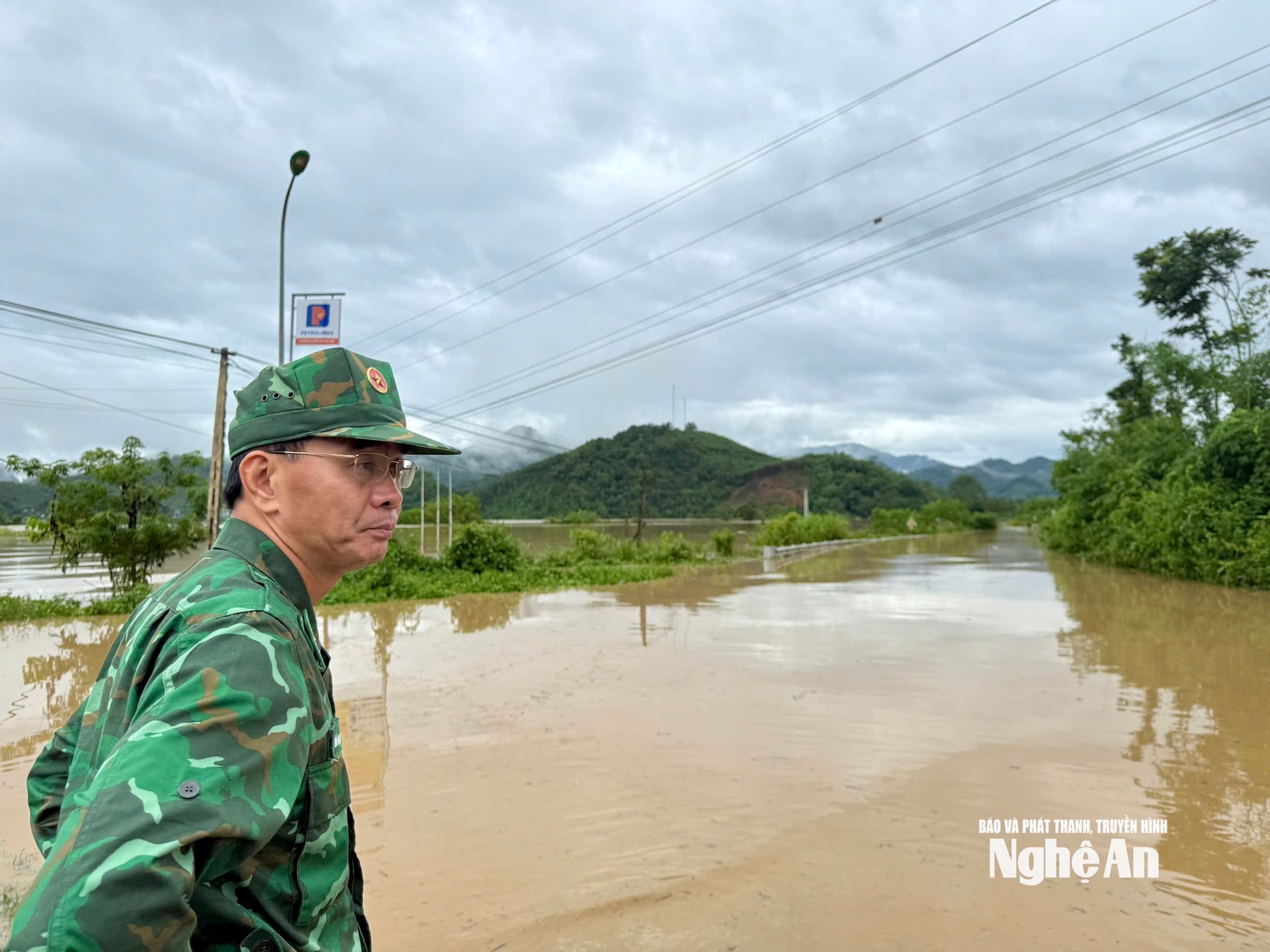 Đại tá Hồ Quyết Thắng - Phó Chỉ huy trưởng, Tham mưu trưởng Ban Chỉ huy BĐBP, Bộ Chỉ huy Quân sự tỉnh cùng đoàn công tác đã lên các huyện miền Tây sáng 23/7. Ảnh: Lê Thạch