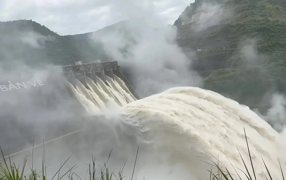 Le réservoir hydroélectrique de Ban Ve doit ouvrir ses 6 vannes de déversoir le 23 juillet. Photo : V.T