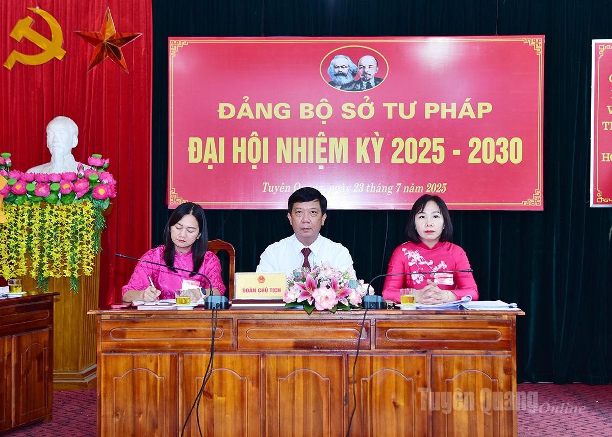 Đoàn Chủ tịch điều hành Đại hội.