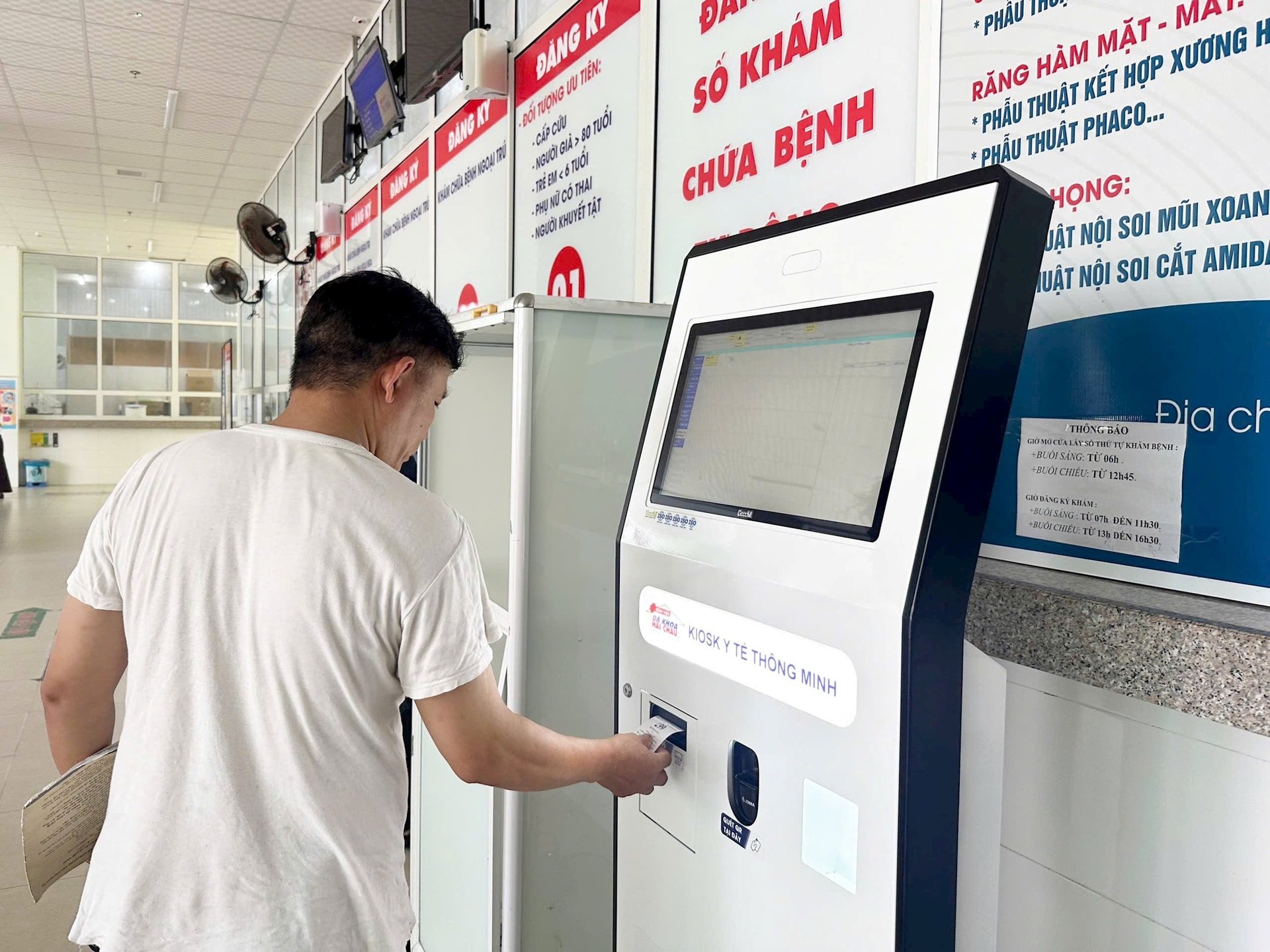 Người dân đăng ký khám chữa bệnh tại Trung tâm y tế khu vực Hải Châu. Ảnh: TA