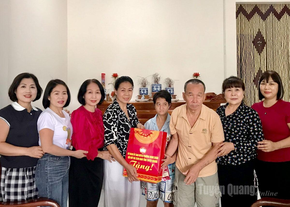 L'Association des dames vietnamiennes élégantes de la province de Tuyen Quang a offert des cadeaux à la famille de M. Nguyen Ngoc Nghia, infecté par l'agent orange/dioxine, dans le groupe résidentiel 1, quartier Minh Xuan.