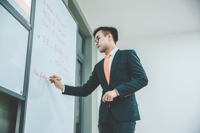 Nghiên cứu sinh toàn thời gian UEH: Không lo học phí và được trả lương- Ảnh 1.