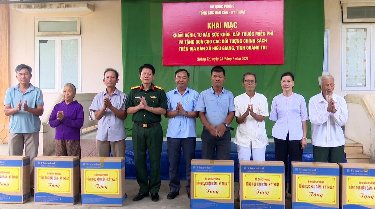 Khám bệnh và cấp phát thuốc miễn phí cho người dân xã Hiếu Giang