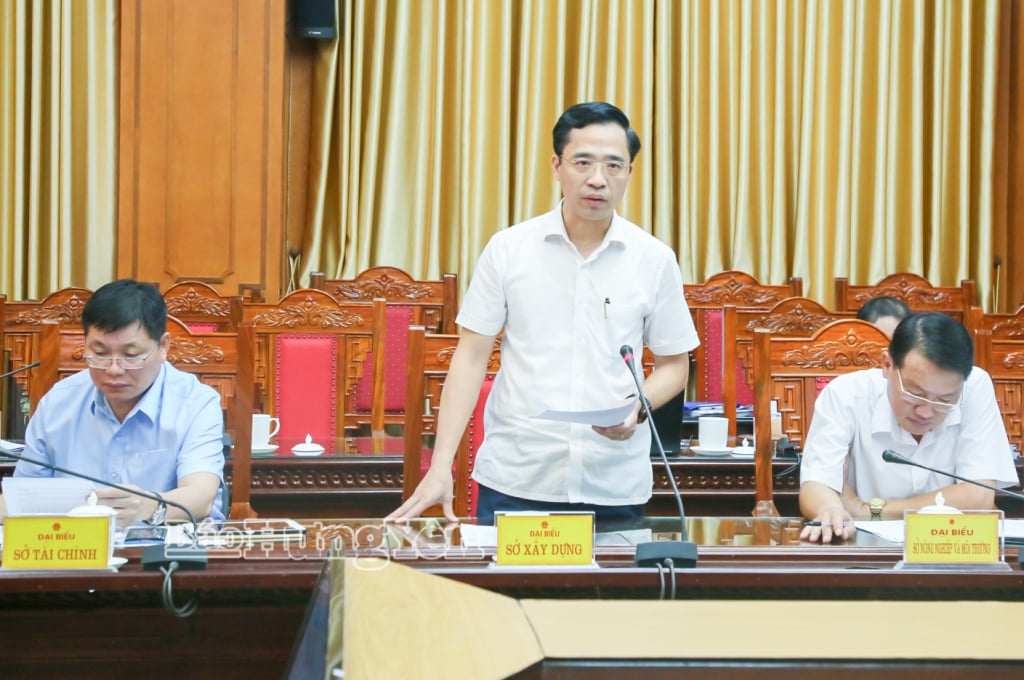 Lãnh đạo Sở Xây dựng báo cáo tiến độ triển khai các dự án nhà ở.