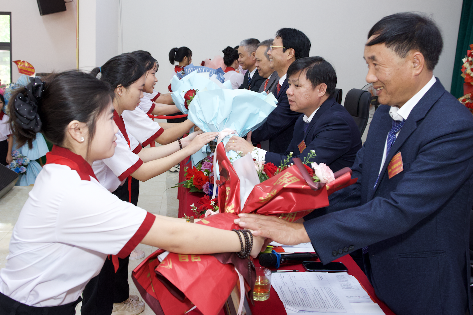 TẶNG HOA
