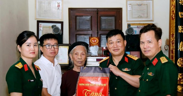 Hanoi Capital Command Military School visits and presents gifts to Vietnamese Heroic Mothers