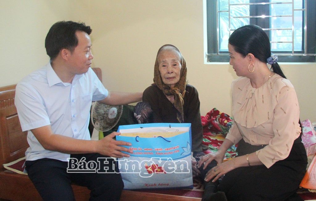 Lãnh đạo xã Long Hưng đến thăm, tặng quà bà Trần Thị Đoan, vợ liệt sĩ, thôn Dương Khê.
