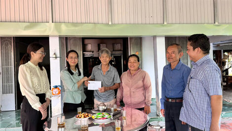 ថ្នាក់ដឹកនាំឃុំ Cau Khoi ចុះសួរសុខទុក្ខ និងផ្តល់អំណោយដល់គ្រួសារគោលនយោបាយ