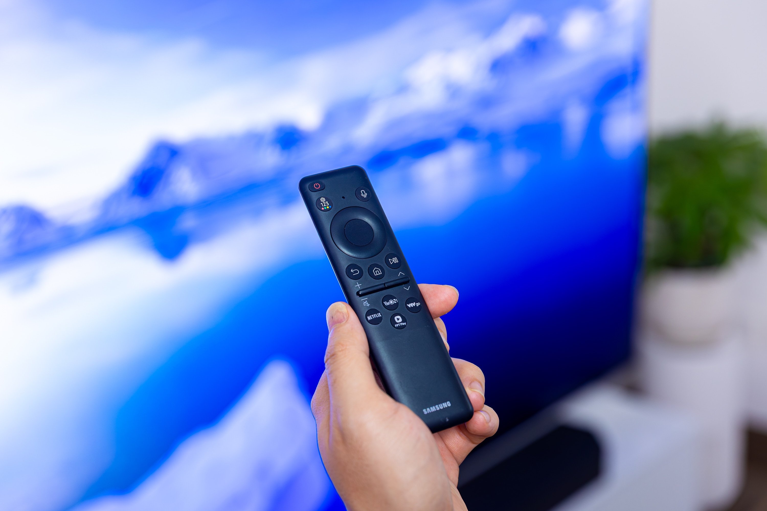 Samsung S95F,  TV OLED Samsung,  TV cao cap,  OLED 2025,  danh gia S95F,  tinh nang chong loa anh 9