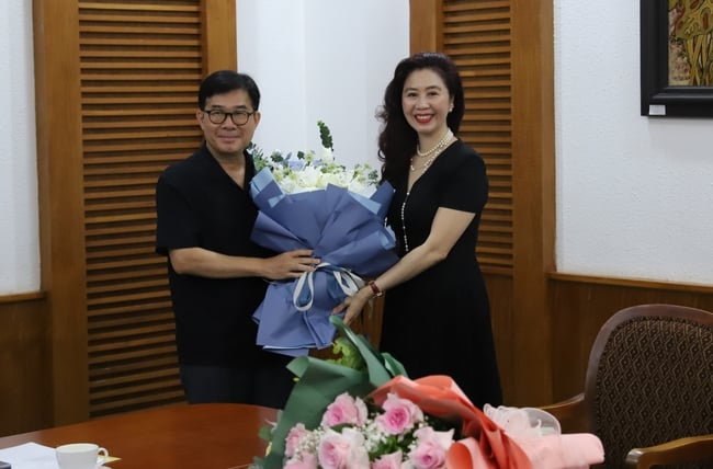 Thứ trưởng Hoàng Đạo Cương trao quyết định nghỉ hưu cho Phó Cục trưởng Cục Di sản văn hóa Nông Quốc Thành - Ảnh 2.