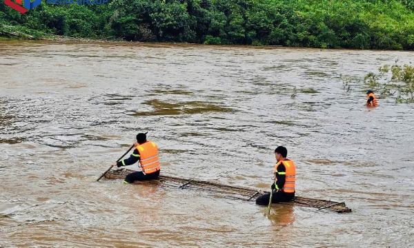 Tập trung lực lượng tìm kiếm cháu bé bị lũ cuốn trôi tại xã Điền Xá