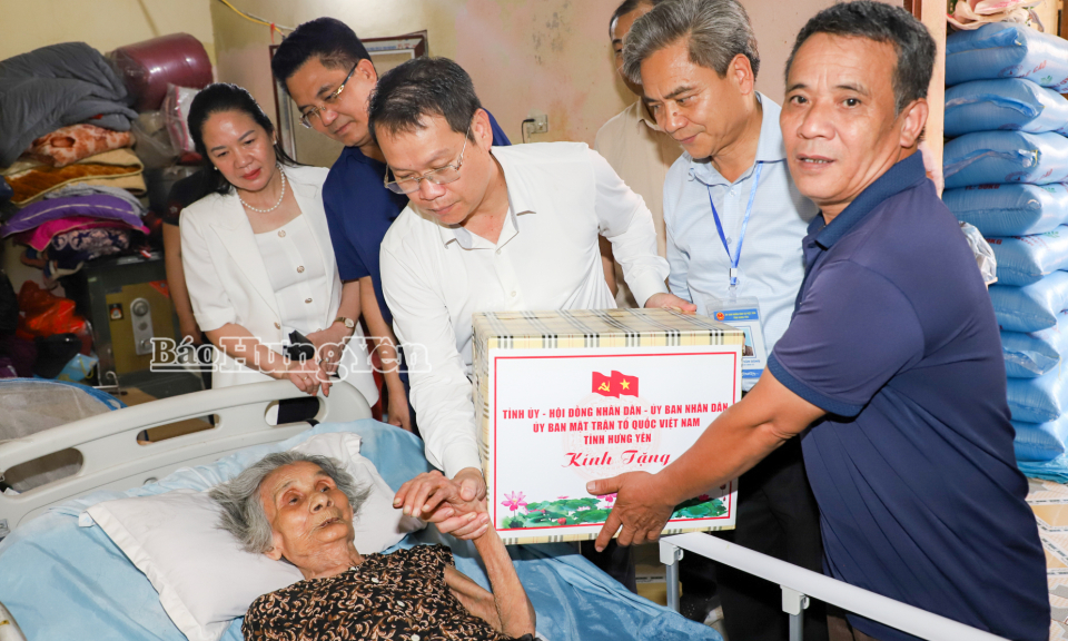 Đồng chí Nguyễn Mạnh Hùng, Phó Bí thư Tỉnh ủy, Chủ tịch Ủy ban MTTQ Việt Nam tỉnh thăm, tặng quà người có công, gia đình chính sách
