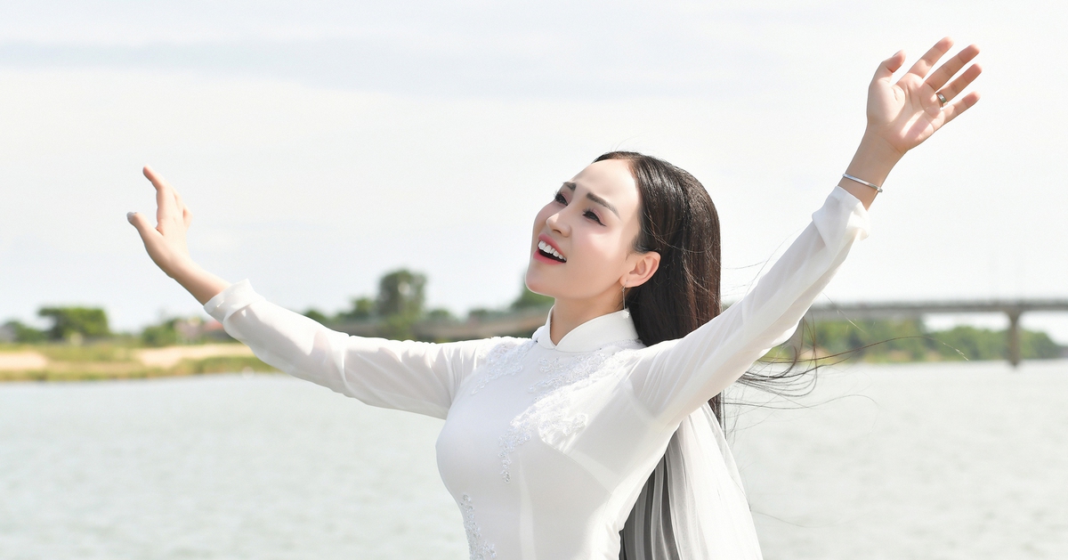 Singing about the fallen soldiers in Quang Tri Citadel