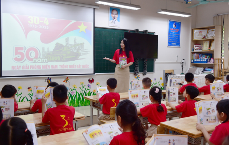 Cô và trò trong một tiết học tại Trường tiểu học Hoàng Mai, thành phố Hà Nội. (Ảnh: CHÂU GIANG)