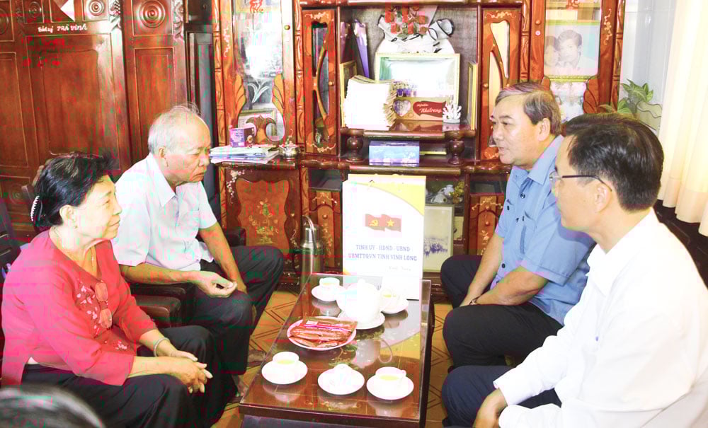 La délégation a rendu visite à Mme Nguyen Ngoc Lai, la martyre adoratrice Nguyen Van Hai, et lui a offert des cadeaux.