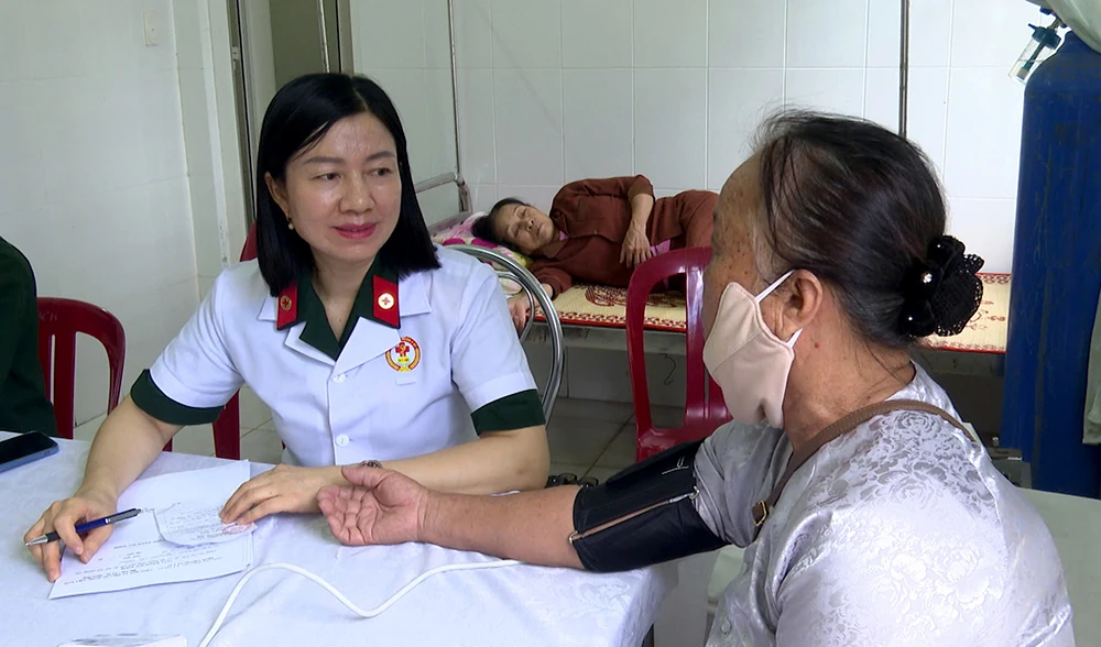 Khám bệnh và cấp phát thuốc miễn phí cho người dân xã Hiếu Giang