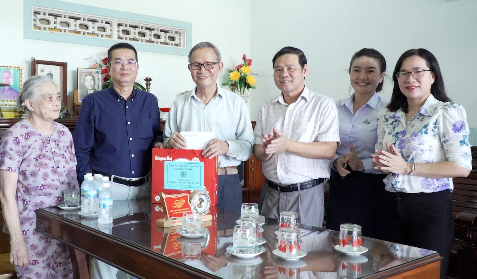 Lãnh đạo phường Bắc Cam Ranh thăm, tặng quà gia đình ông Hồ Văn Tài.