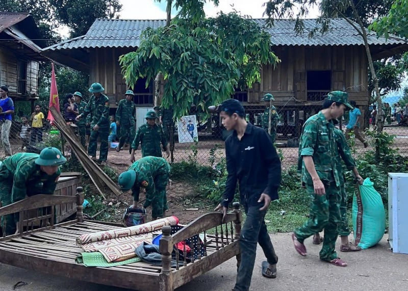 Ngọn lửa thiêu rụi 2 nhà dân trong đêm -0