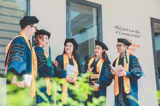 Nghiên cứu sinh toàn thời gian UEH: Không lo học phí và được trả lương- Ảnh 2.