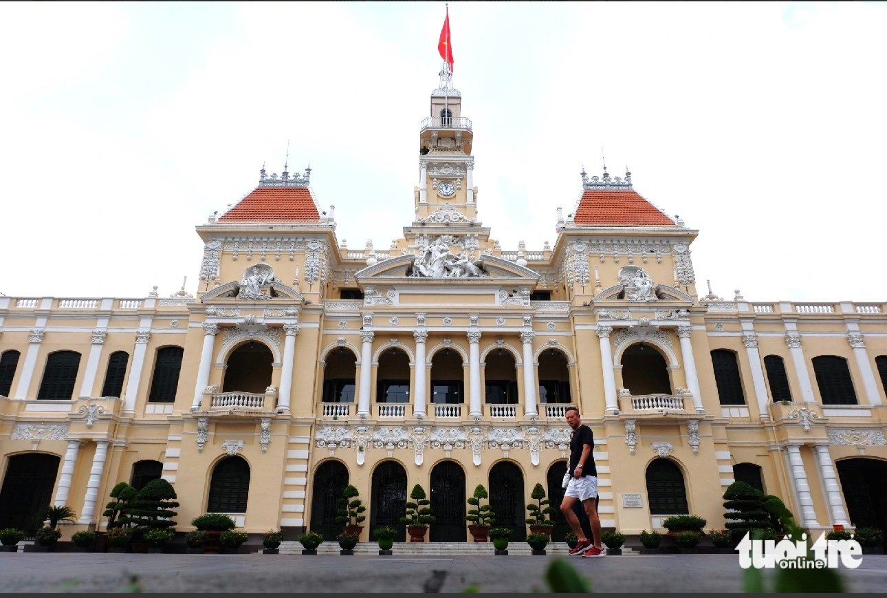 Từ 26-7, TP.HCM cấm nhiều loại xe đi vào đường Lê Thánh Tôn trước UBND TP.HCM - Ảnh 1.