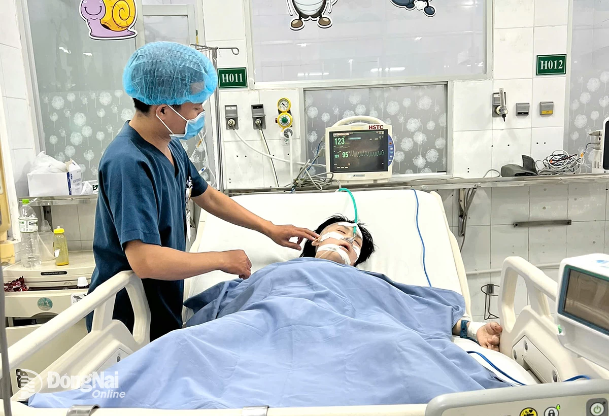 Bé Bích Ngọc đang được chăm sóc, điều trị tích cực tại Bệnh viện Nhi đồng Đồng Nai. Ảnh: Kiều Trang
