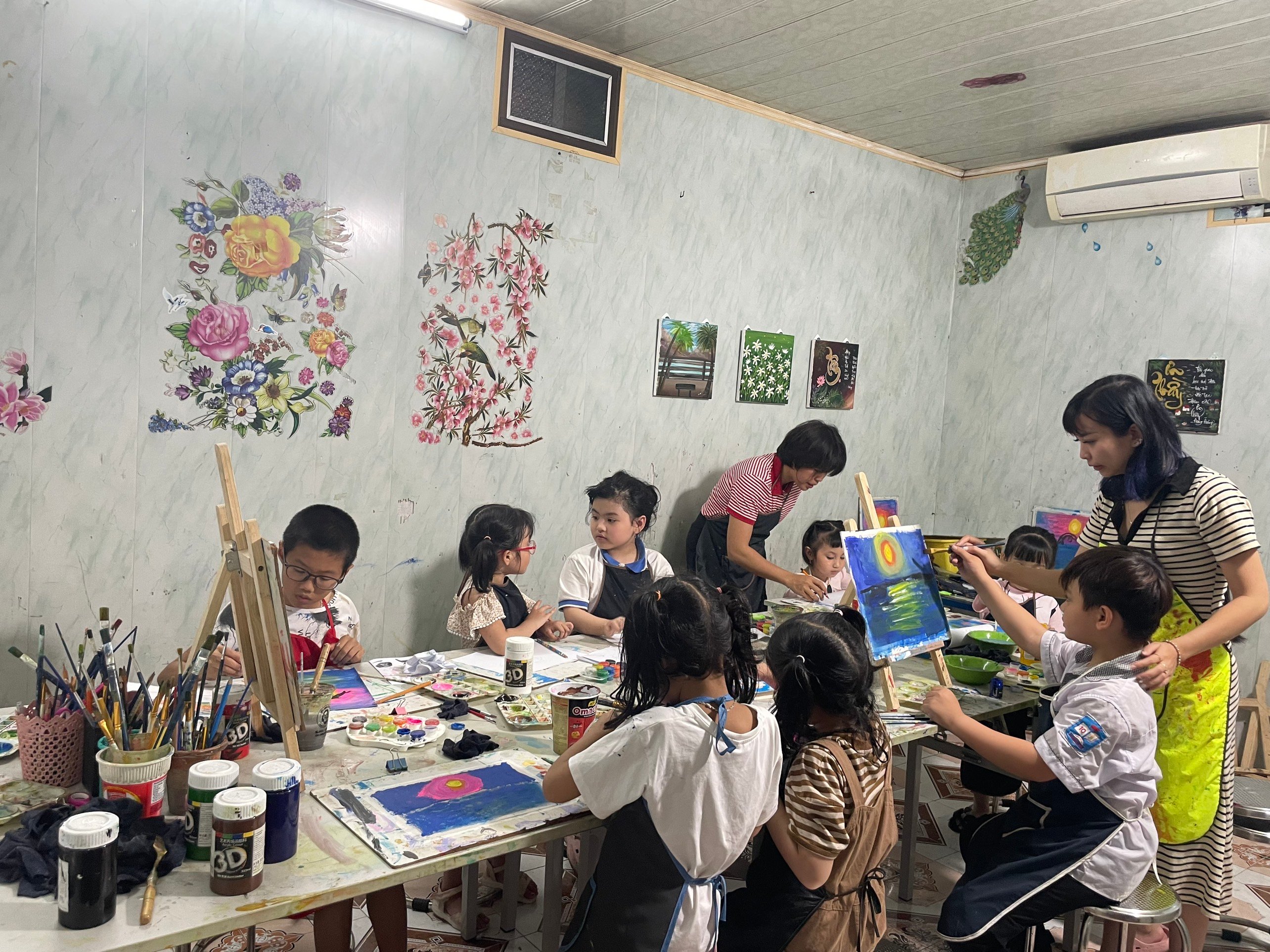 ナムディン区の子どもたちのための夏の絵画教室。バイオリンは多くの子どもたちが大好きな才能の一つです。先生たちは生徒たちにピアノの指導をしています。