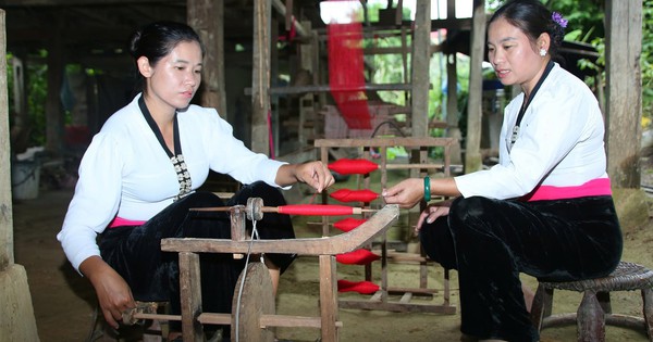 Smartphones bring prosperity to the village