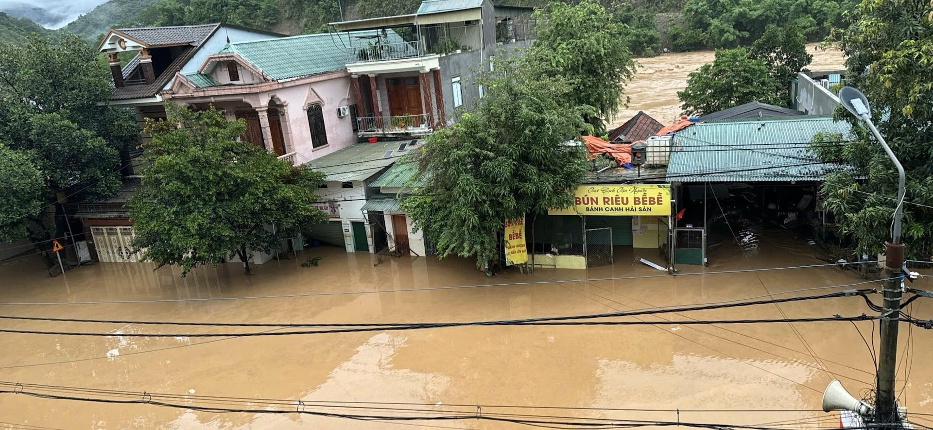 ទឹក​ហក់​ឡើង​យ៉ាង​លឿន ប្រជាពលរដ្ឋ​នៅ​តំបន់​ភ្នំ Nghe An ប្រញាប់​ប្រញាល់​គេច​ពី​ទឹកជំនន់​ទាំង​យប់ - ២