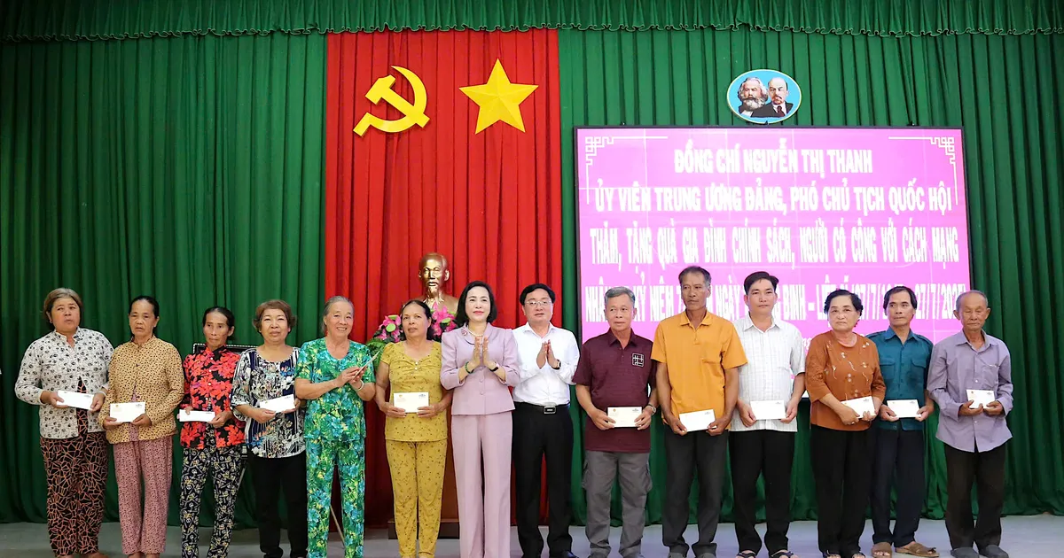 Vice Chairwoman of the National Assembly Nguyen Thi Thanh presents gifts to families of policy beneficiaries and border guards at the southwestern border.