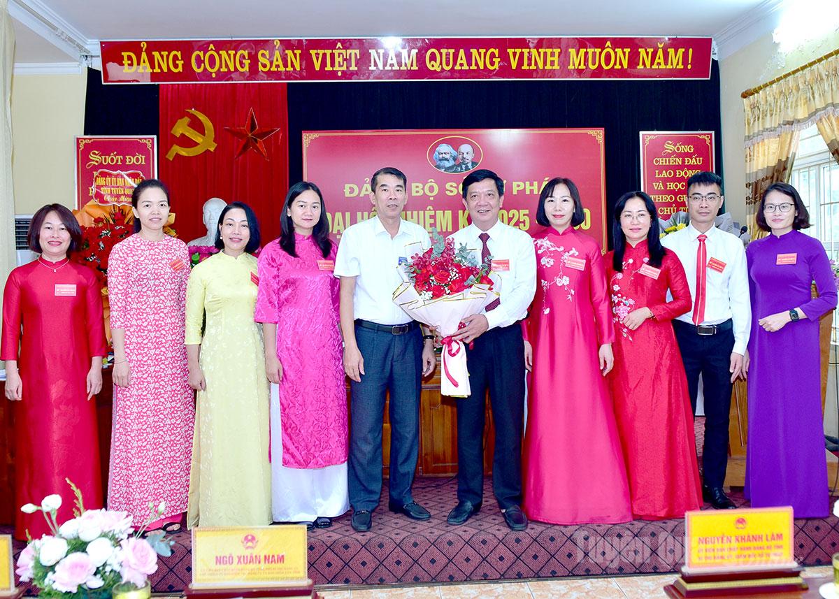 Lãnh đạo Đảng uỷ UBND tỉnh tặng hoa chúc mừng BCH Đảng bộ Sở Tư pháp, nhiệm kỳ 2025- 2030.