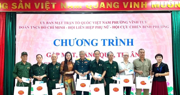 វួដ Vinh Tuy ប្រគល់អំណោយចំនួន ៥៥ ជូនដល់យោធិនរបួស និងឈឺ។