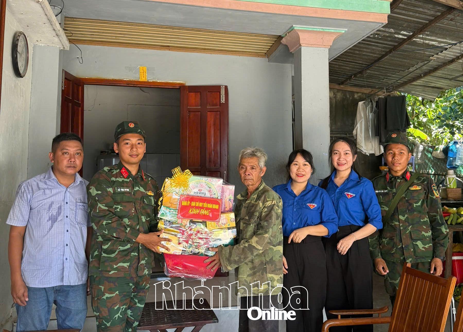 Đại diện các đơn vị tặng quà cho gia đình chính sách.