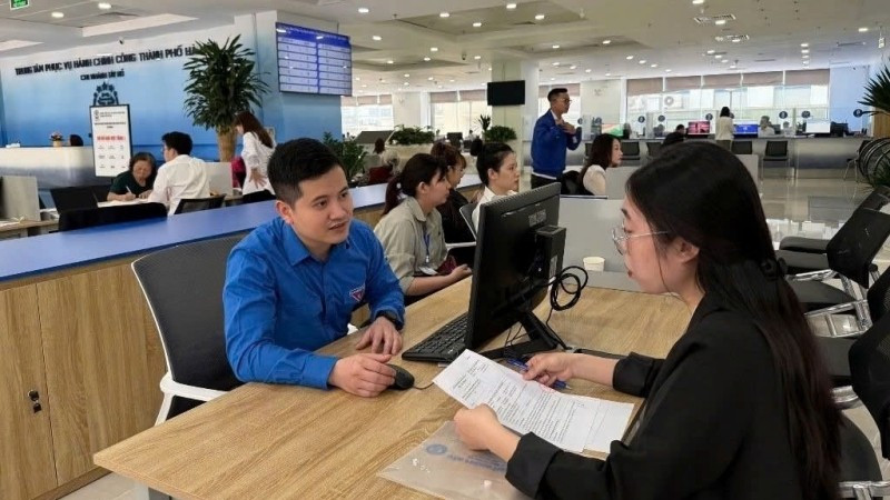 Les jeunes du district de Tay Ho encouragent les populations à utiliser les technologies numériques. (Photo : DANG ANH)