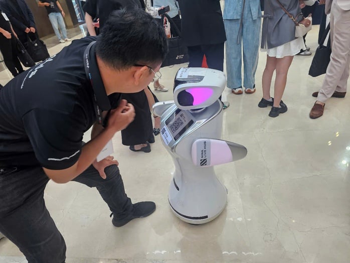Đưa robot vào phục vụ ở nhiều nơi - Ảnh 1.