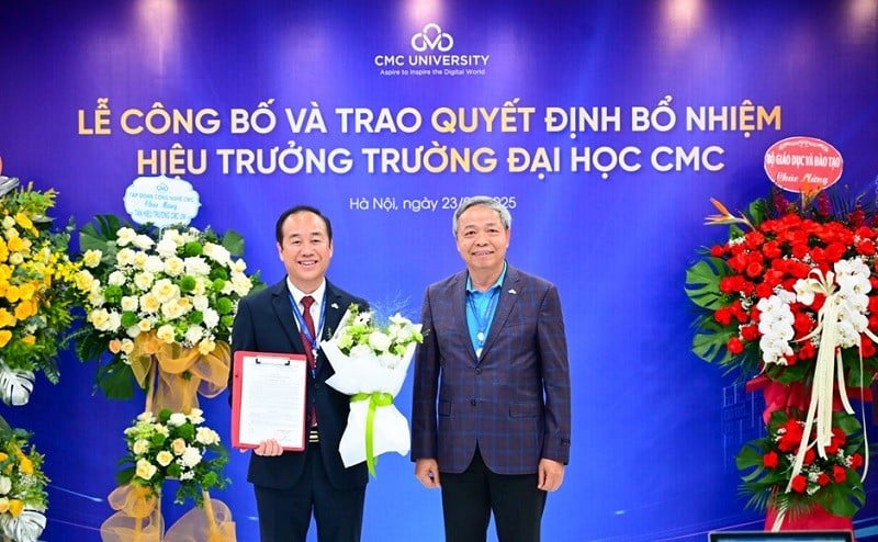 Г-н Нгуен Чунг Чинь, председатель правления корпорации CMC, представил решение о назначении доценту, доктору Нгуен Тхань Туну.