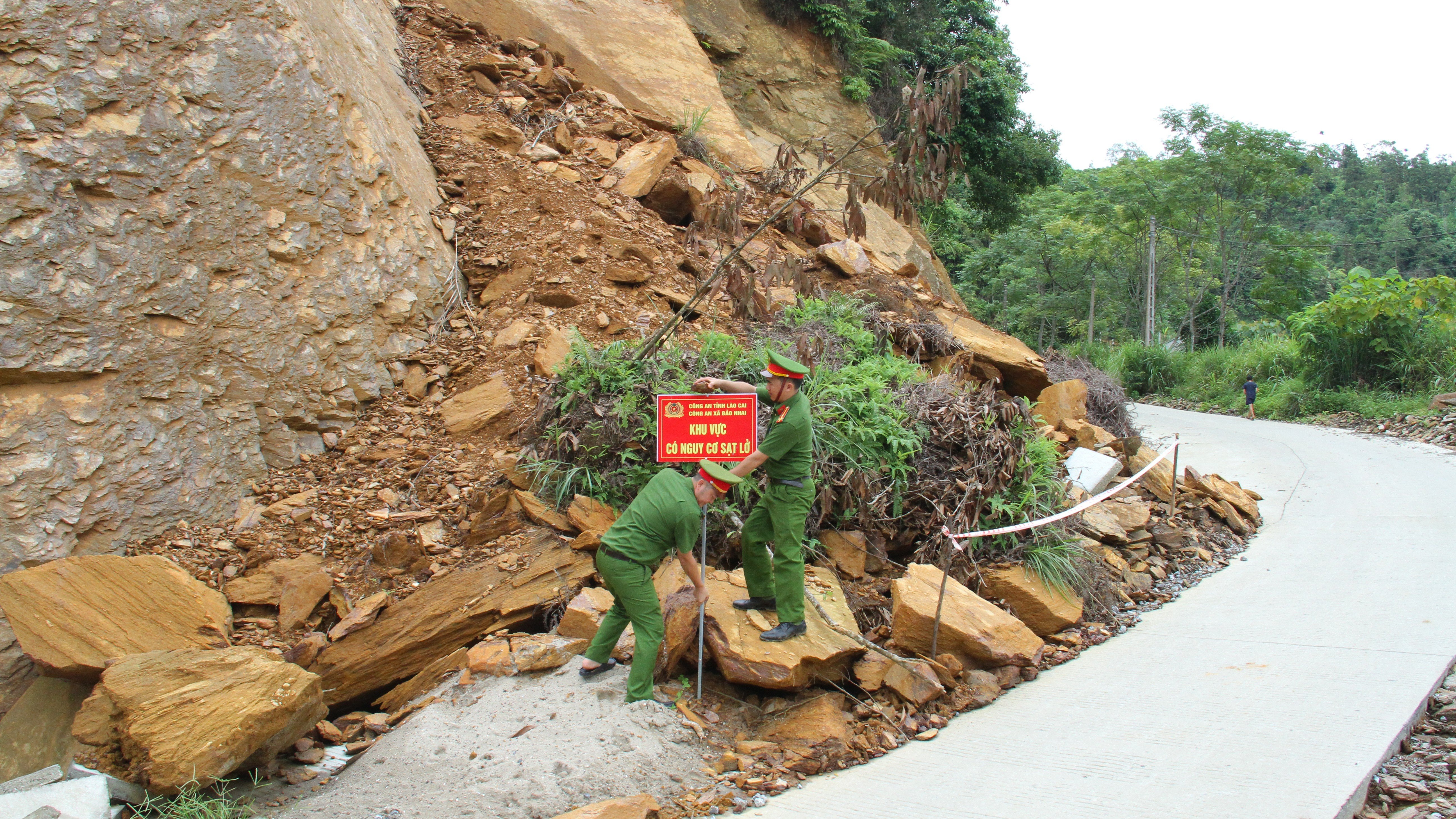 dat-bien-canh-bao-khu-vuc-nguy-hiem-co-nguy-co-sat-lo-cao.jpg